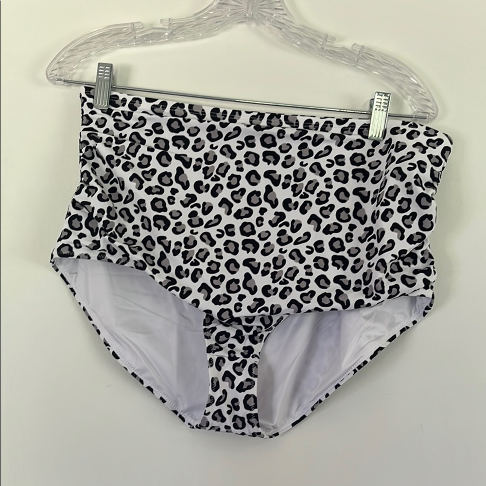 KIAVA Black and White Bikini Bottoms XXL new wo tags
